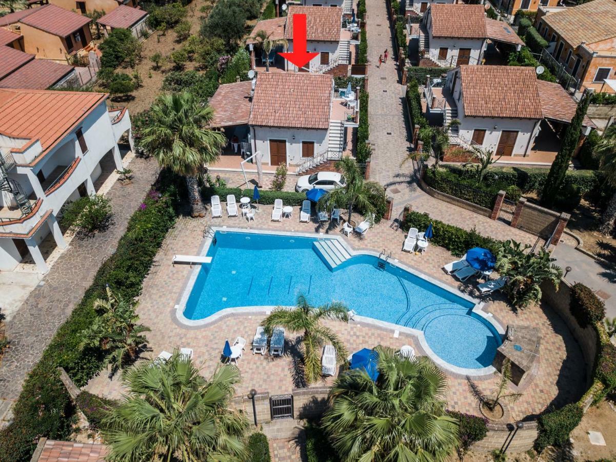 Mansarda Con Vista Piscina Villa กัมโปเฟลิเช ดิ โรชเชลลา ภายนอก รูปภาพ